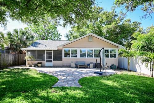 Largo House | Charming Florida cottage