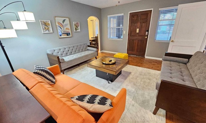 Colonialtown South House | Charming Foodie Lovers Duplex walk to Mills50 - sleeps 10