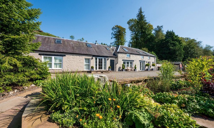 Canonbie Cottage | Charming Fully Refurbished Garden Cottage