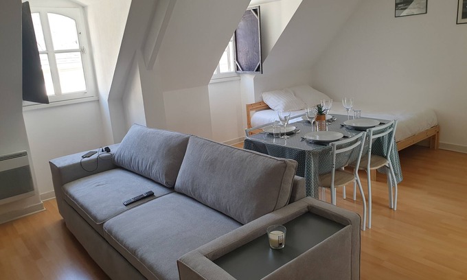 Laval Apartment | Charming functional studio downtown