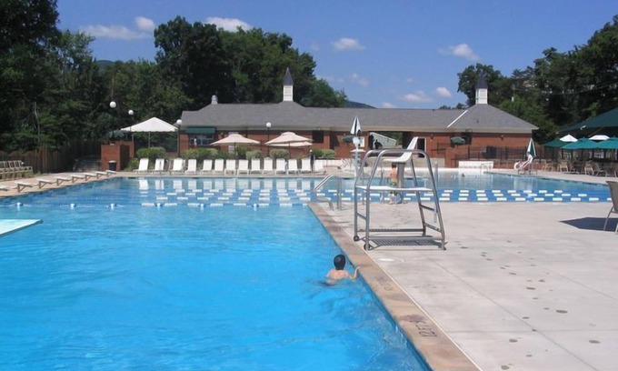 Jefferson Township House | Charming Getaway 4BR 3Bath Hot Tub