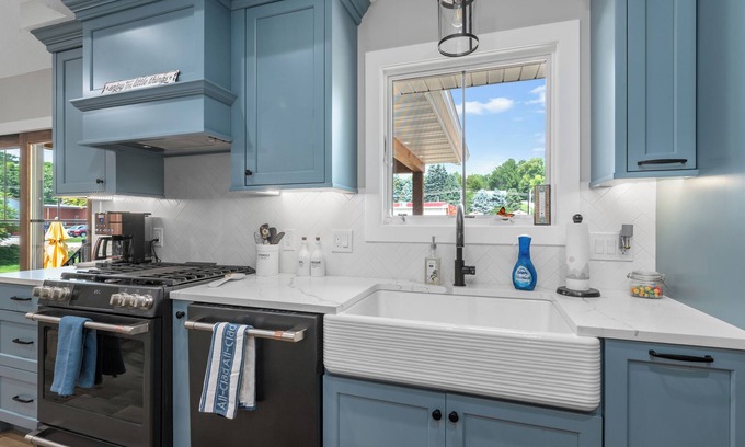 Le Claire House | CHARMING GETAWAY JUST 1 BLOCK FROM DOWNTOWN LECLAIRE IOWA