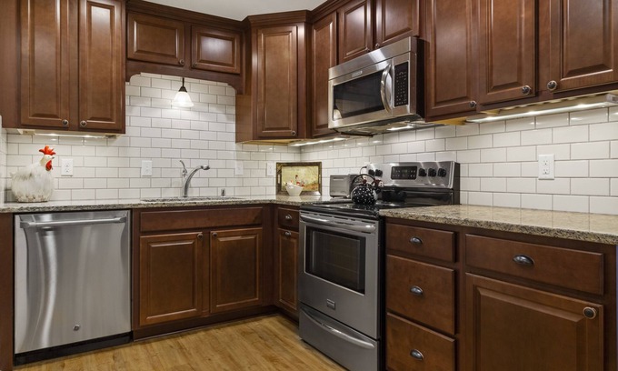 West Bend Apartment | Charming Getaway