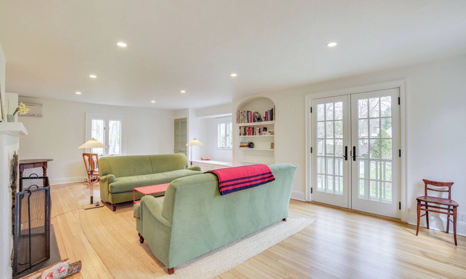 Cos Cob House | Charming Greenwich Escape Near Wooded Trails!