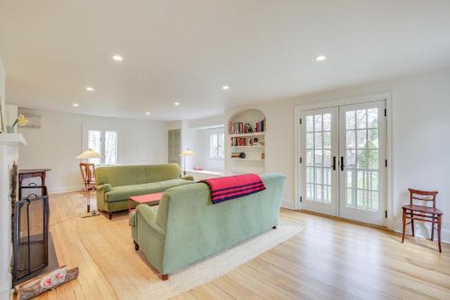 Cos Cob House | Charming Greenwich Escape Near Wooded Trails!