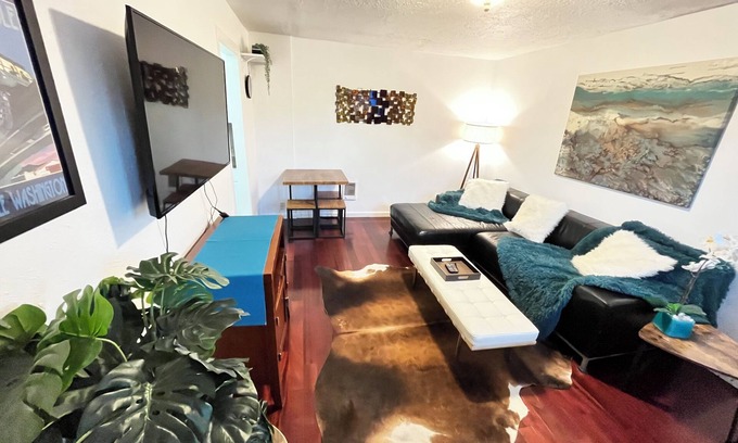 Vancouver House | Charming guesthouse minutes from downtown Vancouver -pet friendly