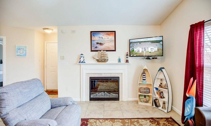 Gulf Shores Apartment | Charming Gulf Shores 2BR Condo w/Hot Tub & Pool