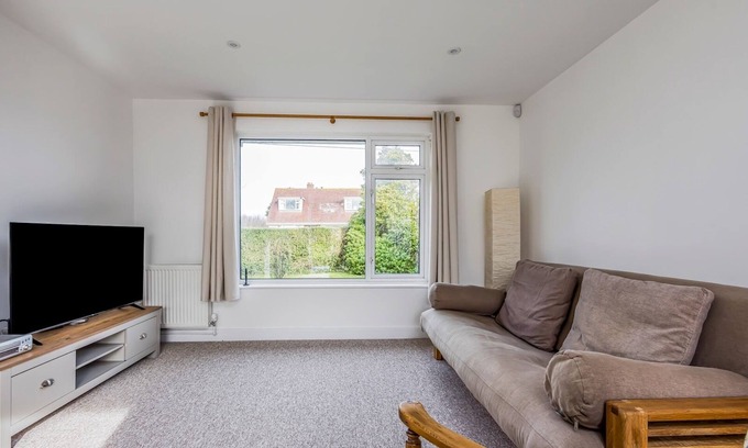 Hayling Island House | Charming Hayling House with Garden | Pass The Keys