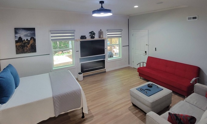 Athens Apartment | Charming Hideaway 1br apartment 3mi to UGA, Huge Deck w/BBQ,HotTub,Fire Pit, TV