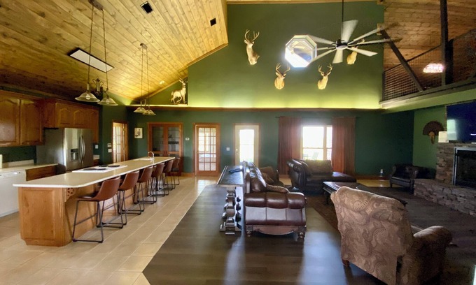 Blossom Cabin | Charming Hilltop Hideaway Lodge in Blossom TX-4 bedroom- Sleeps up to 25