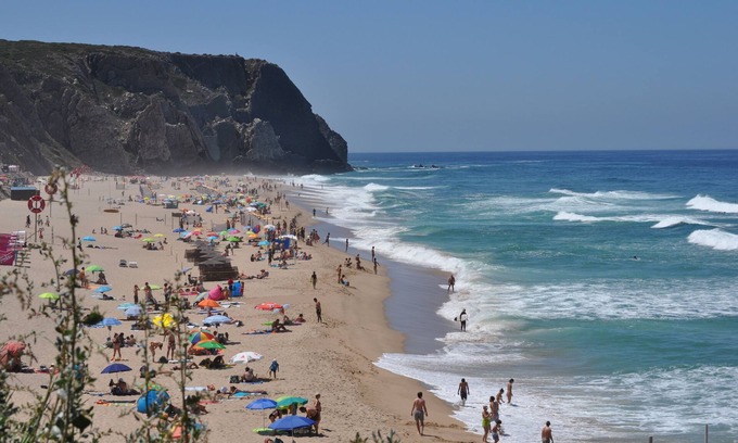 Banzao House | Charming holiday home, 3km from the beach, 5min walk to the supermarket, cafe, bakery
