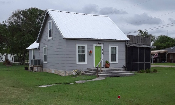 Long Mott House | Charming home 2 blocks from waterfront