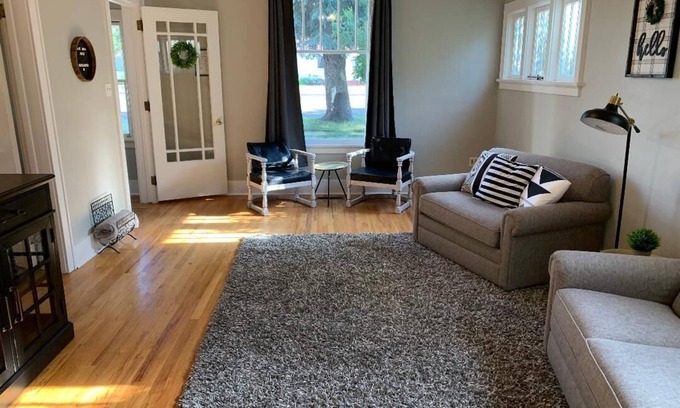 Cody House | Charming home- Downtown Cody - Sleeps up to 9! Detached GAME ROOM with bed!