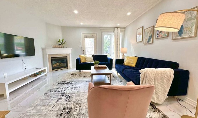 Bayview Glen House | Charming Home in Prime Location with 2 Parking