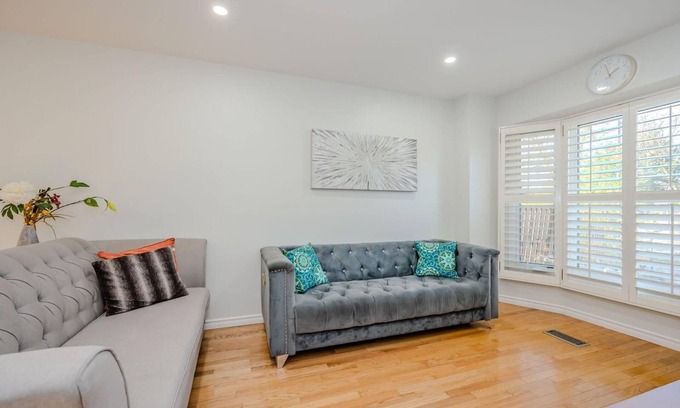 Mississauga House | Charming Home in Toronto Area near Airport, Stores–Ideal Getaway! 🏡
