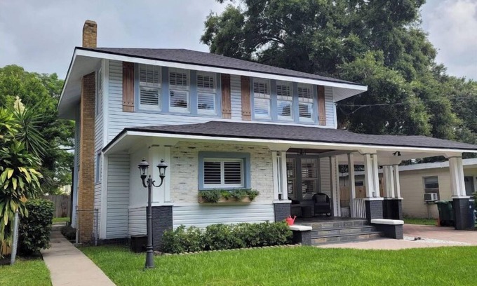 Bayshore Gardens House | Charming home in the heart of South Tampa, two blocks from Bayshore with pool