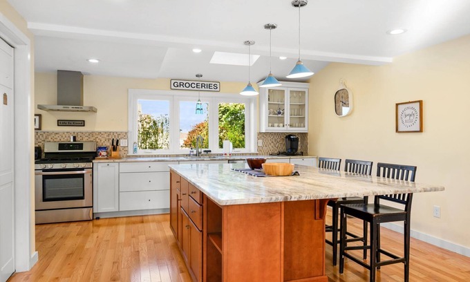 Sandwich House | Charming home in the seaside village of Town Neck with Central AC