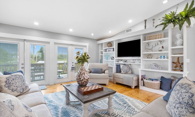 Bay Colony House | Charming Home Near Anna Maria Beach Pool+Games