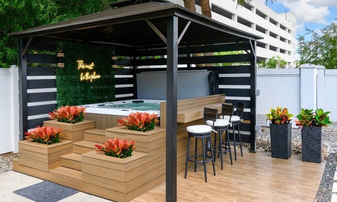 Carver City - Lincoln Gardens House | Charming home Near TPA and Bucs stadium! EV Charger and Jacuzzi!