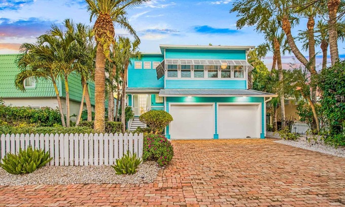 Ringling Estates House | Charming Home. Private Pool. Great Amenities. Steps to Beach/St. Armand's