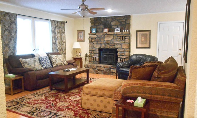 Hot Springs Village House | Charming Home With Furnished Den Close to Lake Desoto - Unit 0340 by Redawning