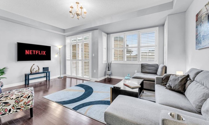 Brampton House | Charming Home with Airport and Toronto Nearby