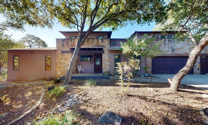 Travis Heights House | Charming home with balcony, firepit, & 2 living rooms - near dining & music