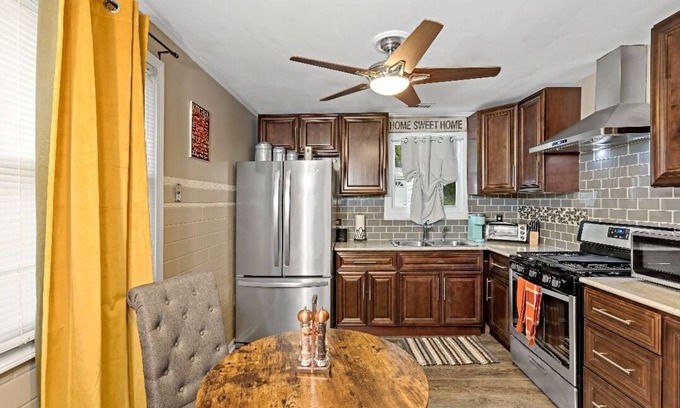 East Hazel Crest House | Charming Home with Hot Tub and Private Yard. RELAX and be at PEACE