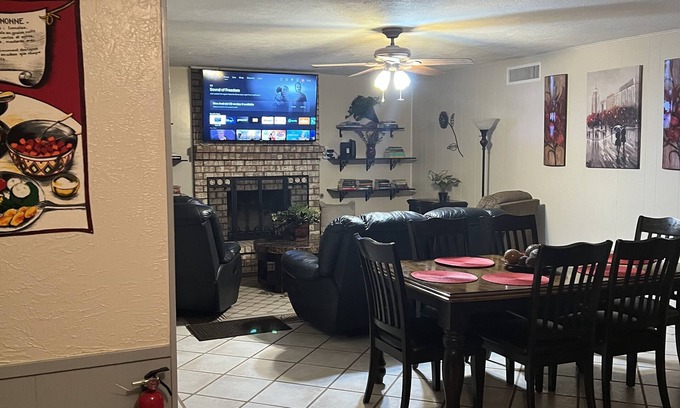 Biggs Field House | Charming Home with KingSizeBed, Garage & Grill