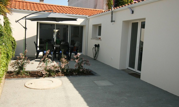La Tranche-sur-Mer House | Charming House Near Beach and Shops with Private Parking and Terrace