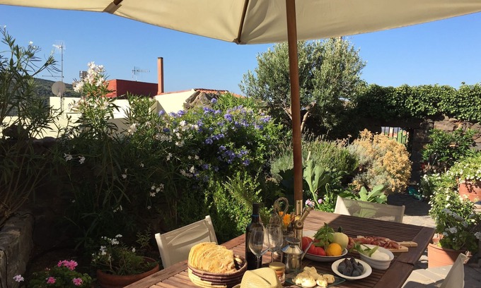 Cuglieri House | Charming house and hanging garden in the heart of a village sea view