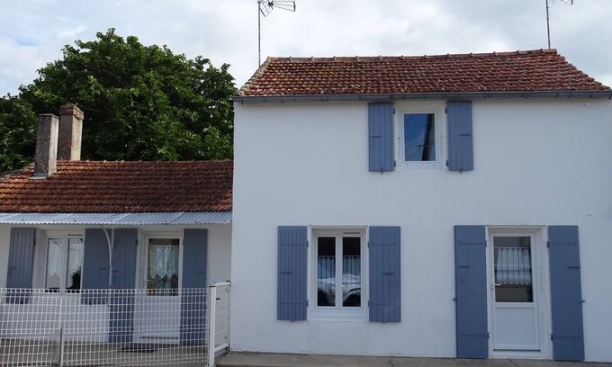 Le Chateau-d'Oleron House | Charming house for 8 to 9 people le chateau d'oléron with WIFI .
