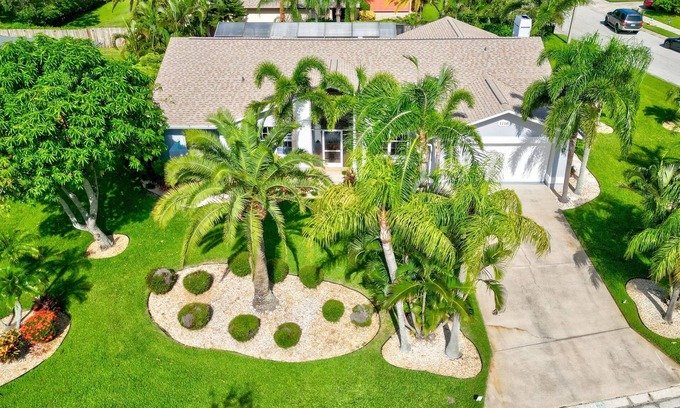 Palma Sola House | Charming house near AMI: Comfort, Style, and Sun Soaked Fun | Private | Pets OK