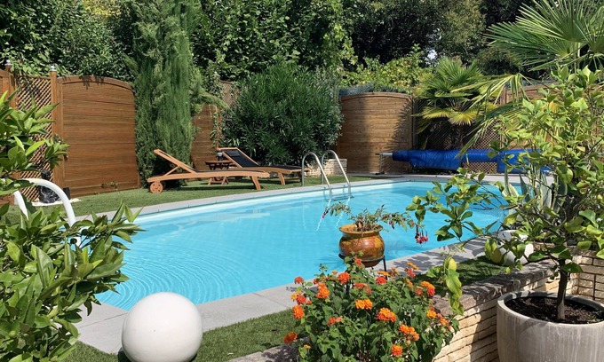 Bergerac House | CHARMING HOUSE SPACIOUS ROOMS BEAUTIFUL POOL SURROUNDED BY GREENERY IN BERGERAC