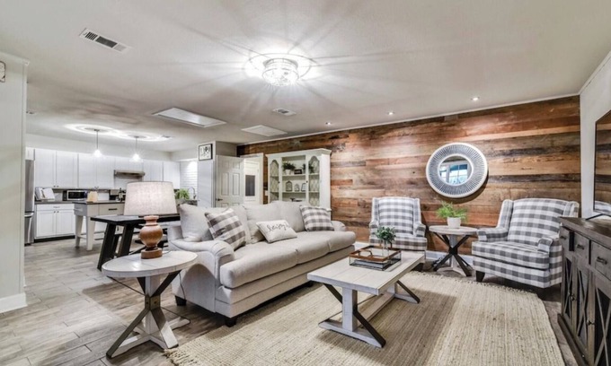 Dripping Springs House | Charming house on an acre in the ❤️of DT Dripping Springs