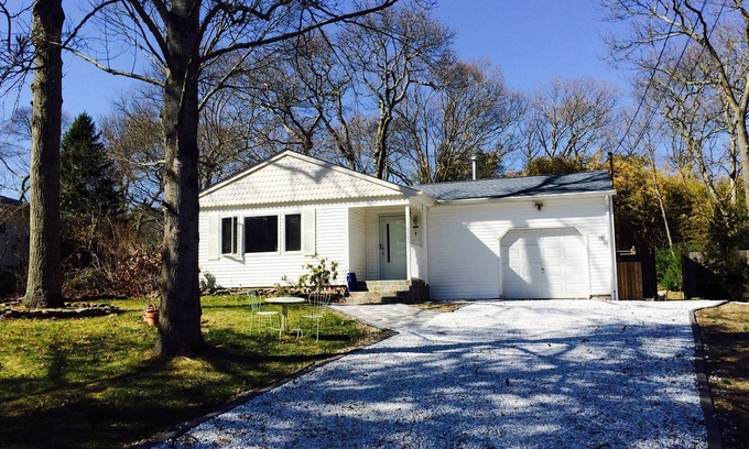 Moriches House | Charming house with bamboo forest