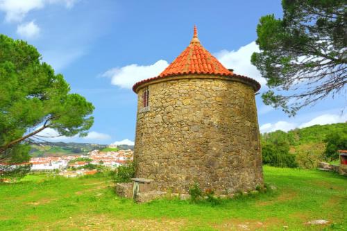 Sao Joao Batista House | Charming House with Shared Pool in Porto de Mós.
