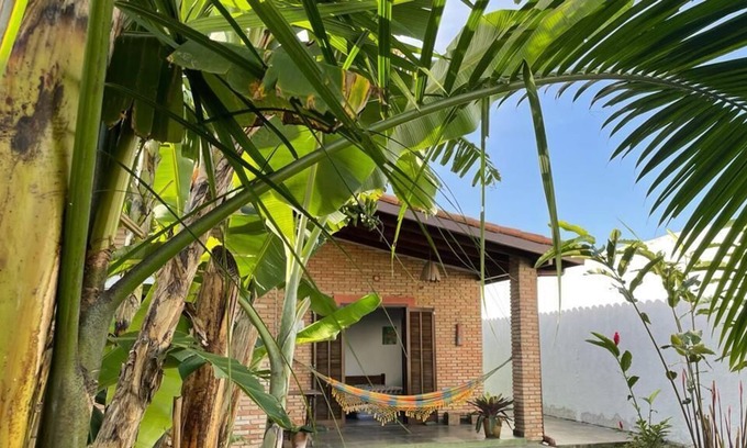 Umuarama House | Charming house with tropical garden 1500 meters from Cruzeiro beach.