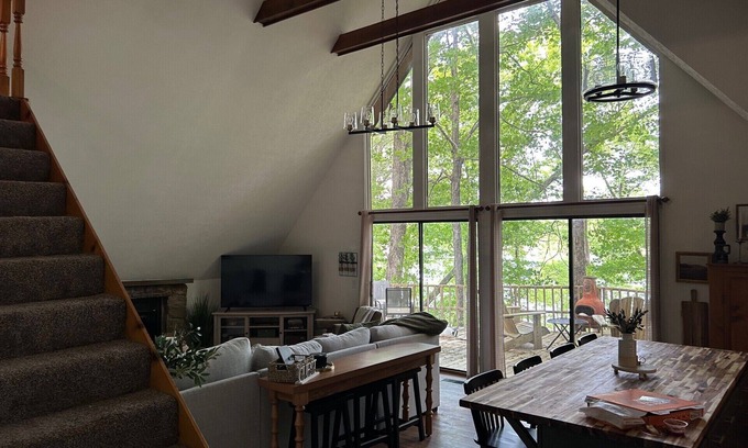 Cub Run Cabin | Charming lake front 3-bedroom/loft cabin w/AC, WiFi in delightful Cub Run, KY.