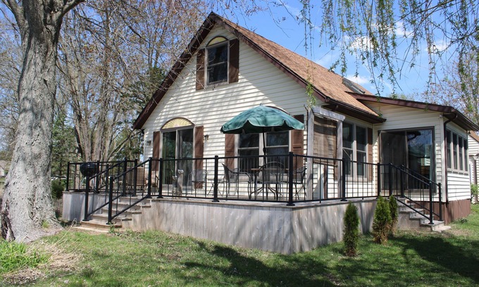 Coldwater Cottage | Charming lake front 3-bedroom cottage in Coldwater, Michigan