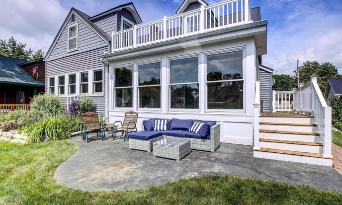 Oshkosh House | Charming Lake Winnebago Retreat Dock and View!