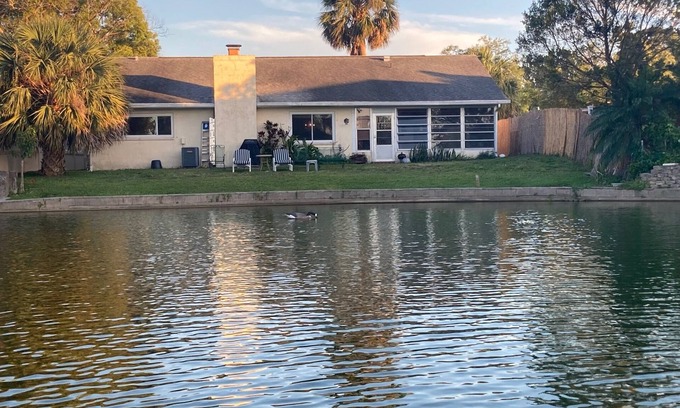 Port Richey House | Charming Lakefront 2-bedroom house with WiFi, AC in quaint New Port Richey