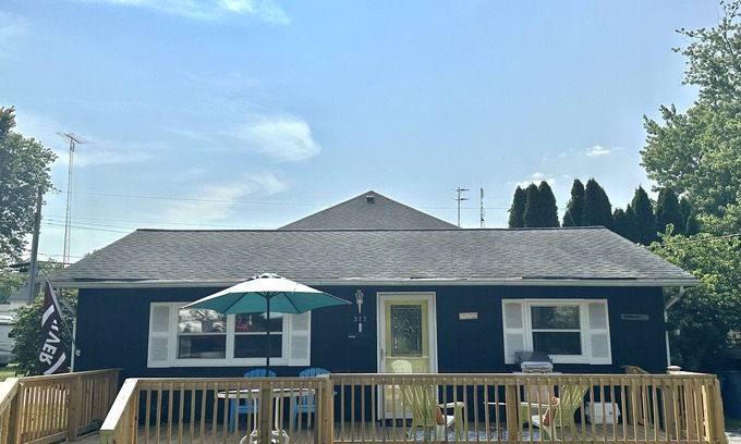 Culver House | Charming Lakehouse with huge yard - downtown Culver!