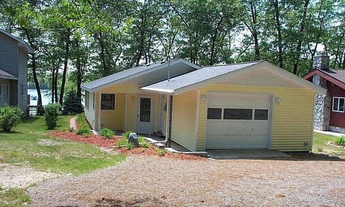 Newaygo Cottage | Charming Lakeside Cottage
