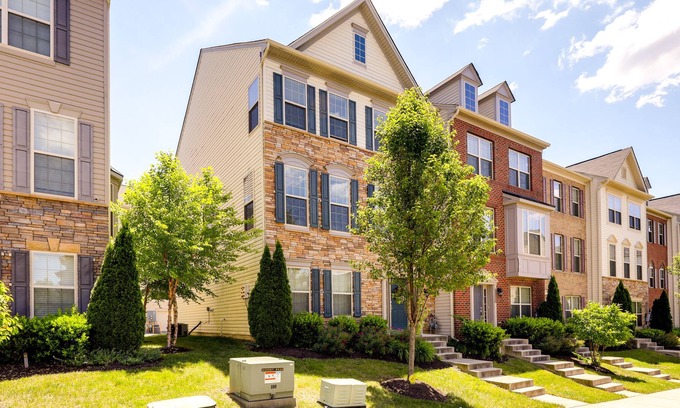 Glenarden House | Charming Lanham Townhome: 12 Mi to Capital!