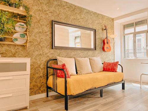 Merces Apartment | Charming Local Flat near São Bento Palace