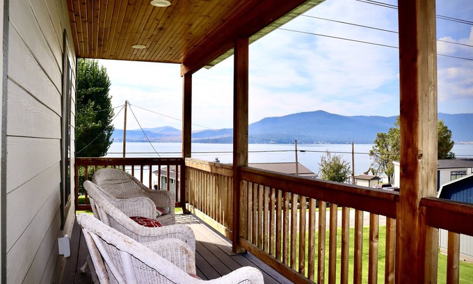 Elmo Apartment | Charming Loft with Panoramic Lake Views