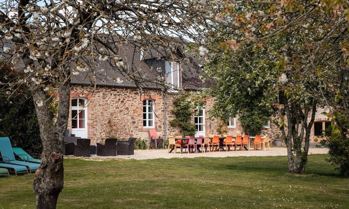 Saint-Fort Cottage | Charming longère, vast green spaces, private covered swimming pool