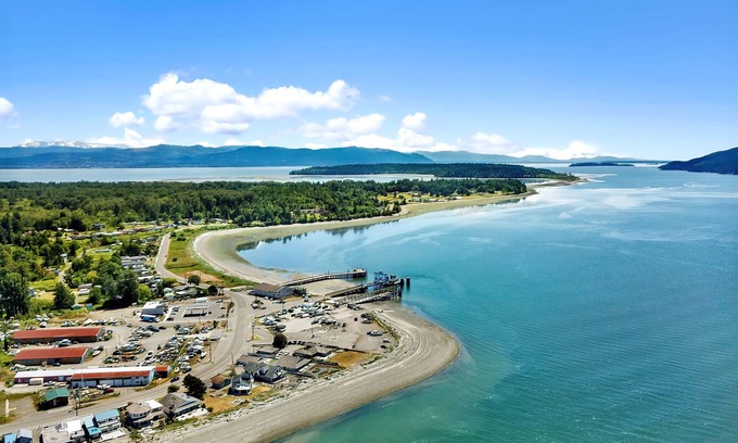 Bellingham House | Charming Lummi Bay Waterfront Beach House
