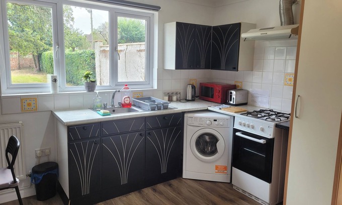 Luton Apartment | Charming Luton Apartment Retreat